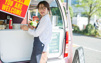 キッチンカーの平均年収は？儲かるメニューや1日の売り上げについても解説！
