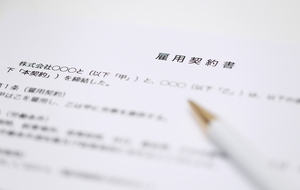 雇用契約書とは？書き方や記載事項・労働条件通知書・就業規則との違いを徹底解説