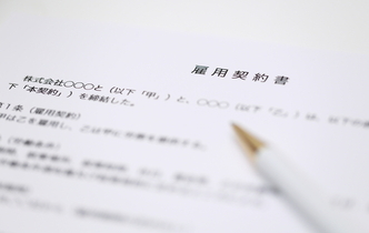 雇用契約書とは？書き方や記載事項・労働条件通知書・就業規則との違いを徹底解説