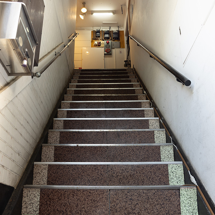 広告、プロモーション　～空中階でも店のイメージを守るためにＡ看板は設置しない～