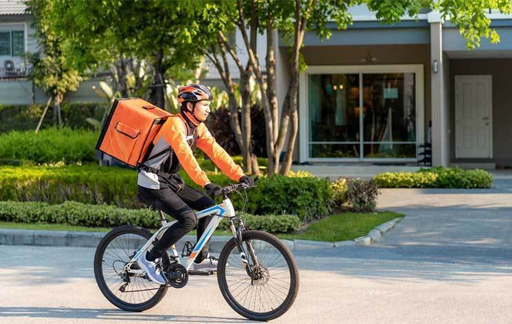 飲食店がデリバリーを始めるには？許可・届け出や配送方法について解説