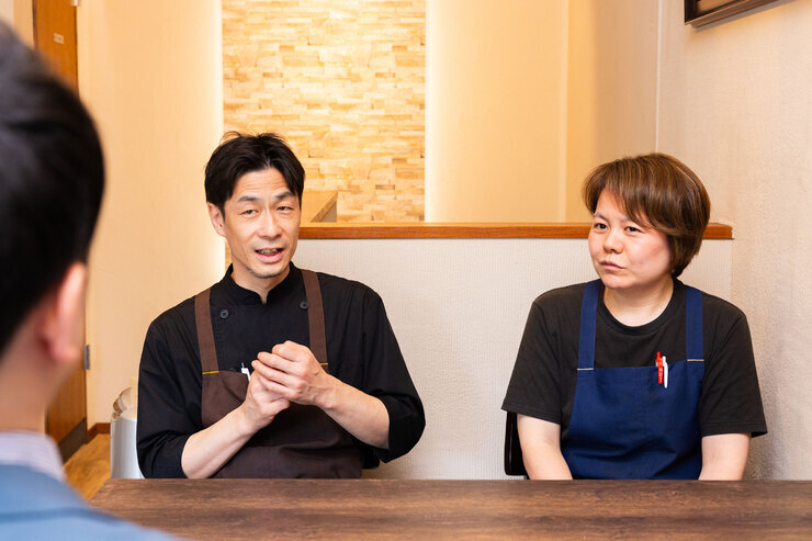 「Bistro&Cafe Lamp」オーナー夫婦の海老沼雄吾さんと、海老沼あかりさん