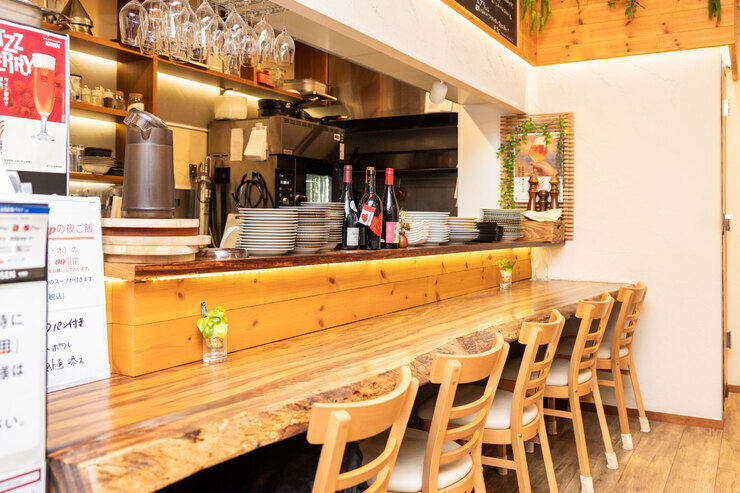 「Bistro&Cafe Lamp」1階のカウンター席