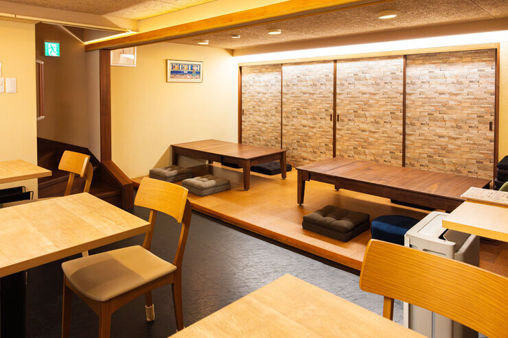 「Bistro&Cafe Lamp」地下の広い席