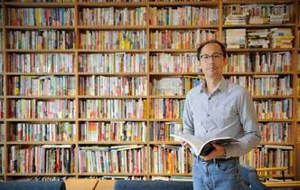 下北沢にあるブックカフェは、クイズ作家の参考図書がずらりと並ぶ「知識工房」