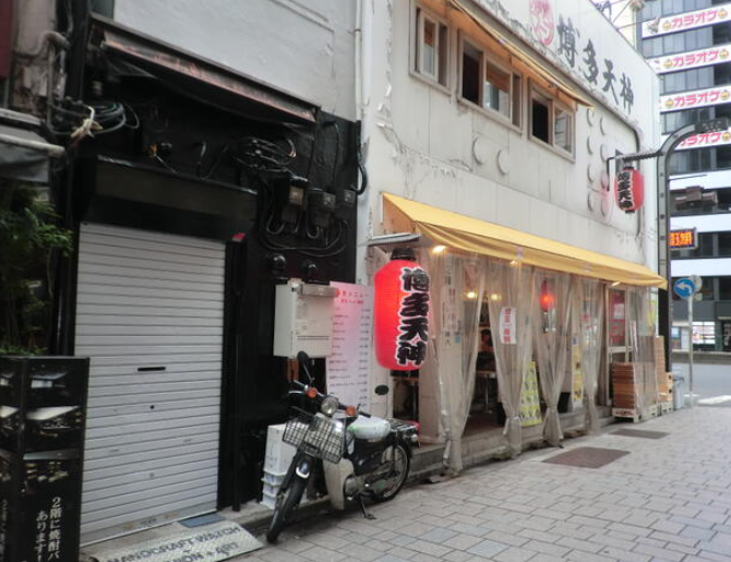 新宿駅 徒歩2分 モア3番街入口の建物　地下１F店舗 【飲食可】 (68105)
