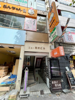 いずみや高田店高田馬場駅徒歩3分、人気チェーン店多数立ち並ぶ大通り沿い (140818)