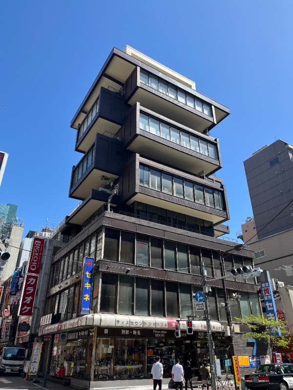 【重飲食可】JR新橋駅徒歩2分、新橋仲通りとレンガ通り交差点角地！ (155740)