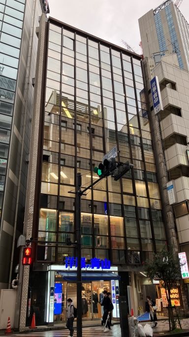 SHIBUYA109から2つ目のビル。1階「洋服の青山」でわかりやすい立地です。 (159157)