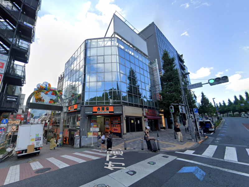 原宿駅目の前！竹下通り入り口の角ビルテナントが出ました！前テナントカフェ。軽飲食、サービス、物販に最適です【重飲食不可】 (166038)