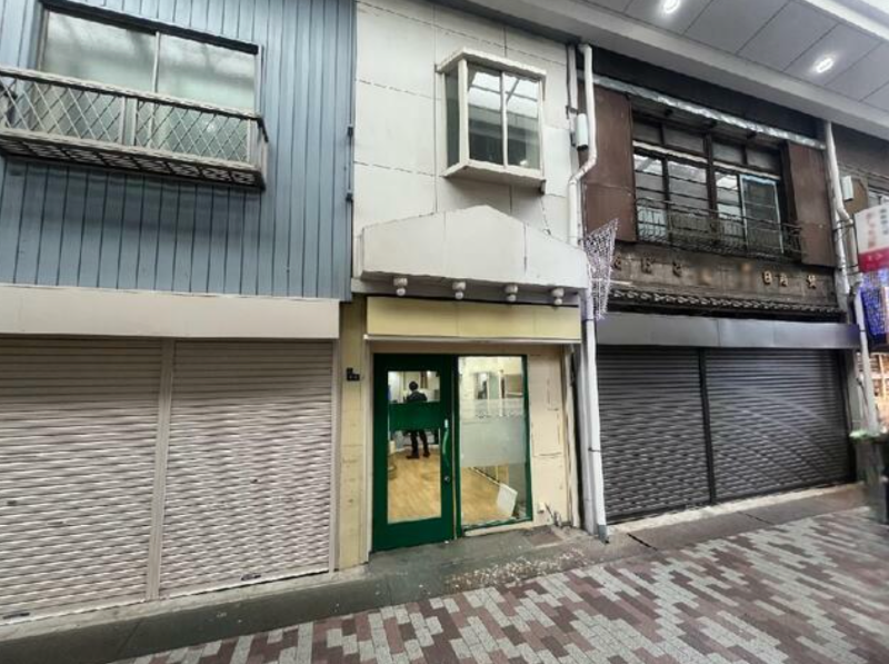 いつも賑やかな⻄小山駅前商店街(アーケード)の1階〜2階物件です! (168228)