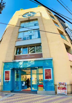 《パティオ十番》正面の好立地麻布十番商店街至近物販店のアンテナショップに最適です（目安賃料：1,422,960円） (169843)