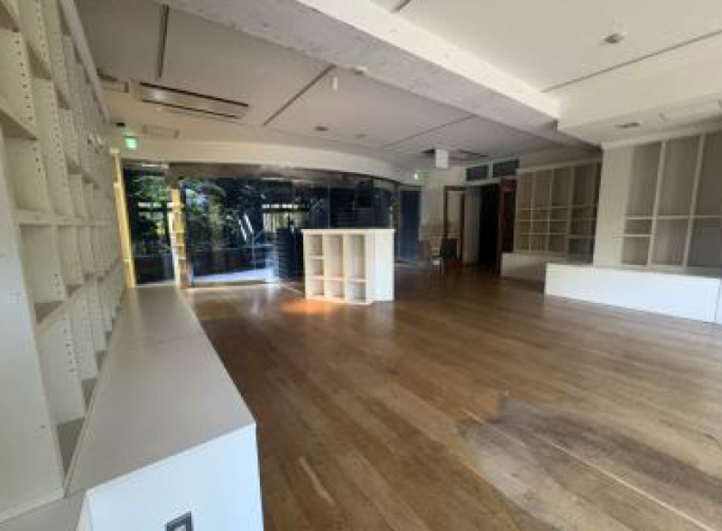 テラス付きの採光のとれるB1F（事務所仕様） (170348)