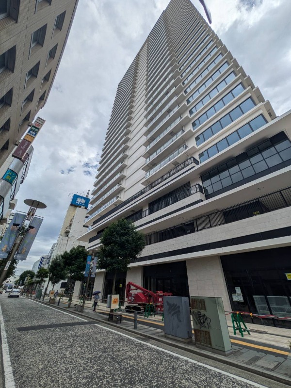 2025年11月竣工予定。湘南エリアでも特に人気の高い辻堂駅から直結。タワーマンションの1階テナント部分。 (171793)