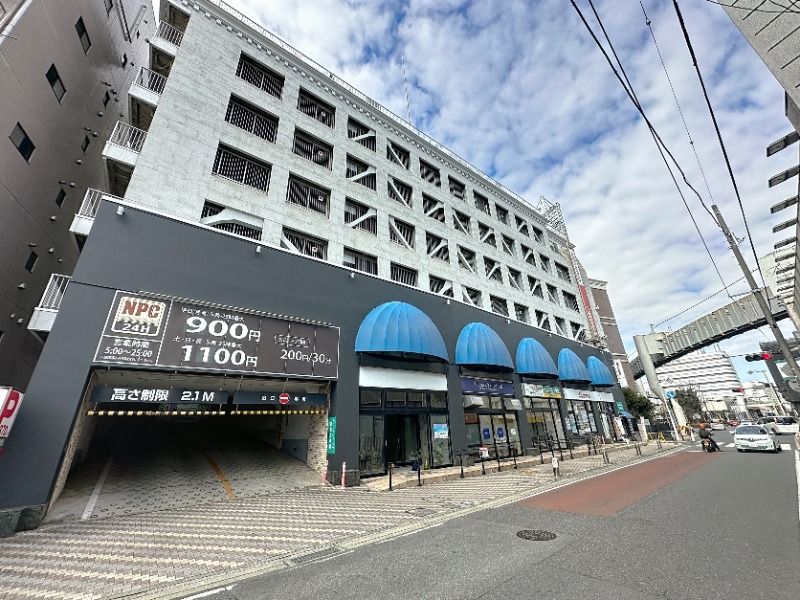 仲通り商店街に近い大型テナントビル。1階路面区画。青色のR型テントがシンボリックな視認性の高い建物です。 (171801)