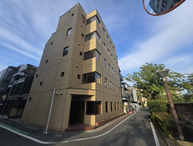 中目黒駅 徒歩11分 桜並木の目黒川沿い角地 1F事務所仕様物件 【飲食不可】 (172788)