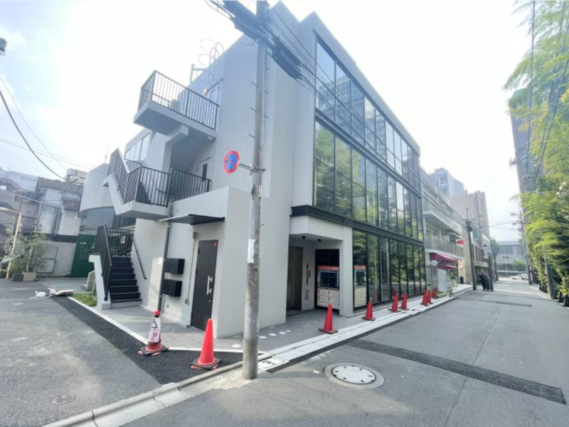 表参道駅４分２８坪希少な地下１階テナント！全面ガラス張り！美容、サロン、物販に最適です【食物販、軽飲食程度相談可能】 (174183)
