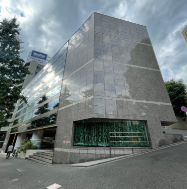 表参道駅 徒歩9分 3路線利用可能 六本木通り沿い角ビル 1F店舗物件 【飲食不可】 (174756)