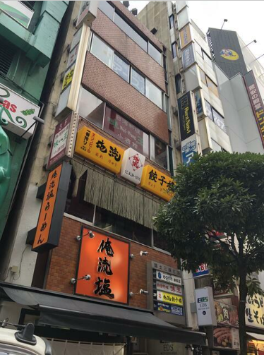 新宿駅 徒歩1分 駅前立地/ 繁華街 前テナント：小売・物販その他 【飲食可(重飲食不可)】造作譲渡無償 (175322)