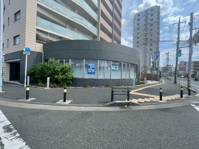 国道6号線「南柏駅西口」交差点角地に立地/前面ガラス張りの視認性の高い物件です (176130)