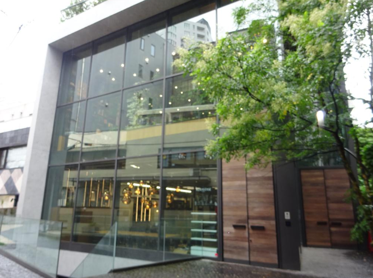 ≪外苑前駅 徒歩5分｜1階路面｜サービス店舗・クリニック向け／飲食相談可≫ (176972)