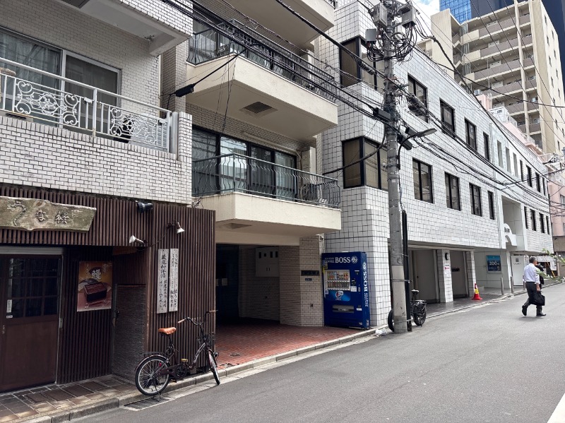 駐車スペース1台分あり（賃料に含む）・入口はマンションエントランスの先 (178718)