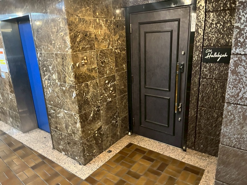 新宿歌舞伎町／区役所通り・花道通りに面すラウンジ居抜き物件／3階【何業も可】 (180745)