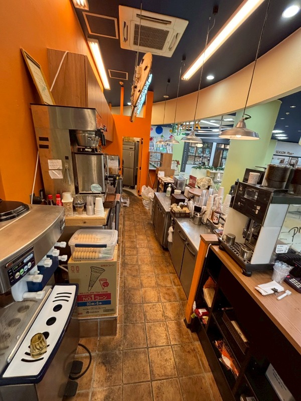 商業施設内の100席フードコート☆ カフェ居抜き、多様な事業を即展開。 (181165)