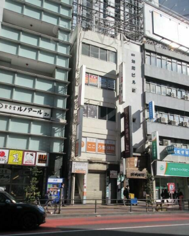 新宿駅 徒歩1分 前テナント：ラーメン屋 １階路面居抜き物件 【重飲食可】造作譲渡無償 (184804)