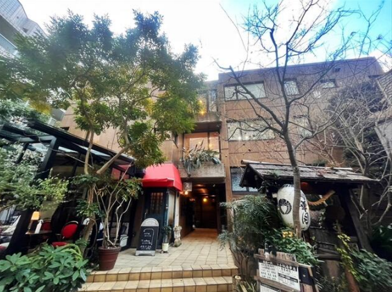 【UY1223】乃木坂駅徒歩1分！エステサロン居抜き！入居日相談！事務所仕様でも相談可能！ レトロでお洒落な外観！ (185765)