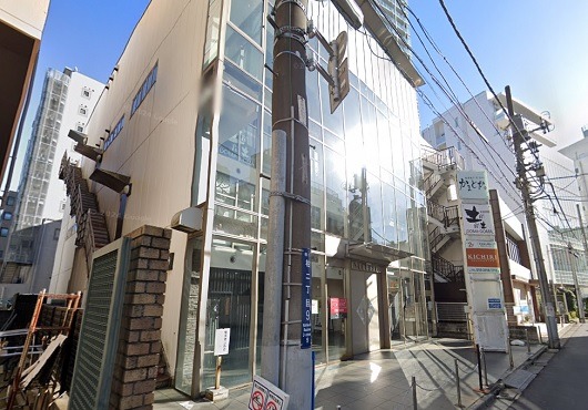 柏駅徒歩３分、駅近の路地立地の３階区画！ガラス張りの外観です (189474)