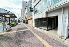 白山通り沿いの路面店！視認性のよいガラス張り仕様！（賃料：429,000円） (197928)
