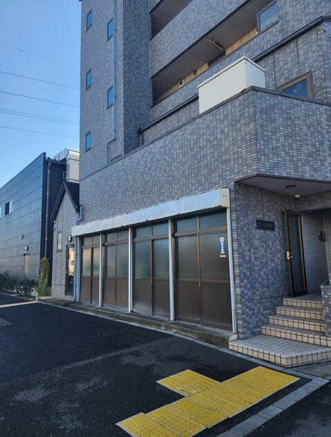 【梅島駅 徒歩20分】店舗・倉庫での利用可能　間口広い物件となります　※飲食不可 (198213)
