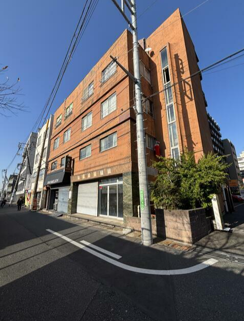 西船橋駅 徒歩3分／ 東西線・JRの線路沿い／内装美麗／トイレ・シャワー付き【飲食不可】 (200900)