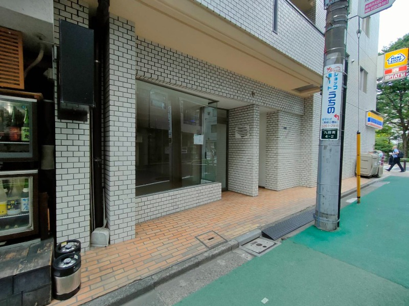 市ヶ谷駅 徒歩3分◆『東郷公園前』交差点近く◆交通量の多い東郷通り沿いで視認性も大◆物販＆サービス店舗向き◆飲食不可◆ (200201)