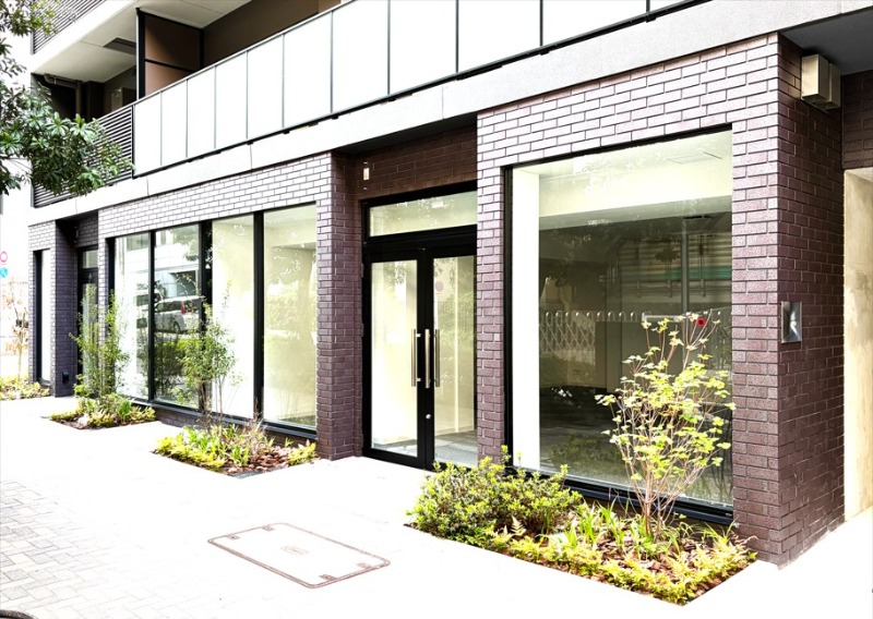 角地で前面ガラス張り貼りのお洒落な店舗です！ (203719)