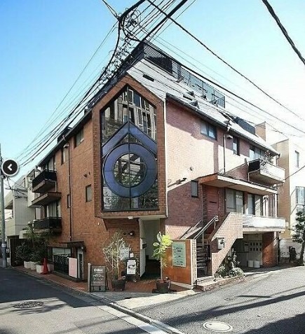 表参道駅徒歩1分 オシャレな外観の3階店舗 飲食店不可[12006] (206607)