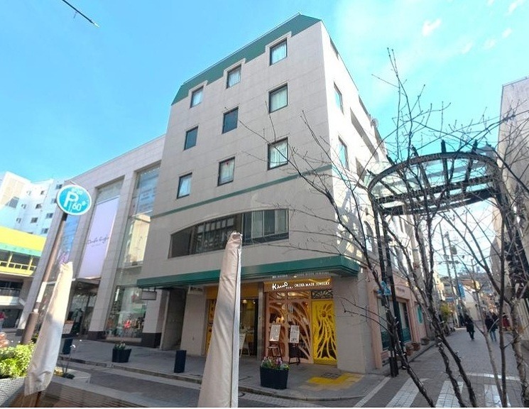 港町ヨコハマの歴史ある元町商店街メインストリート側 (210052)