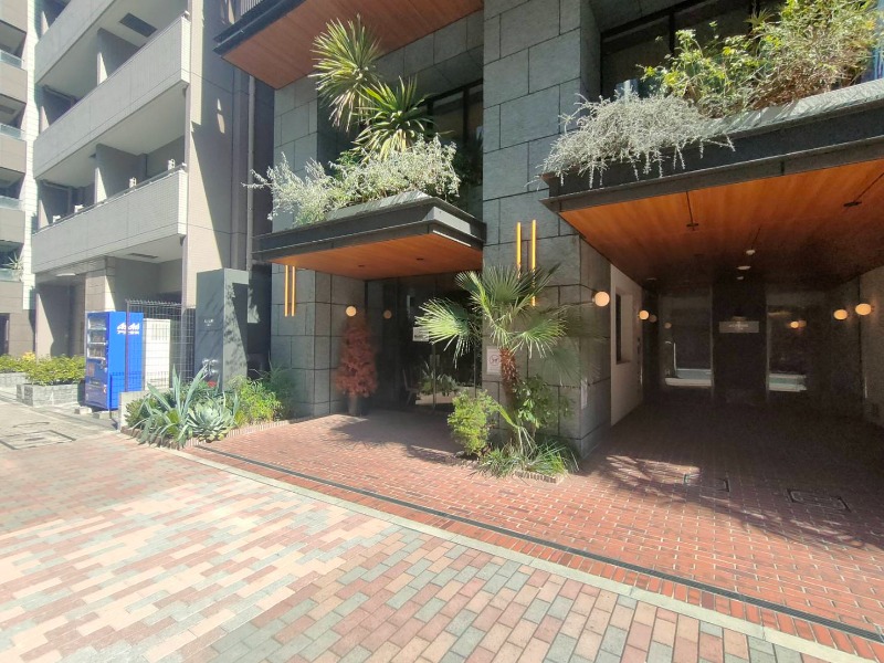 八丁堀駅 徒歩4分◆『平成通り』沿いのカフェレストラン居抜き◆造作譲渡無償◆どこでもトイレ設置済◆重飲食要相談◆ (210226)