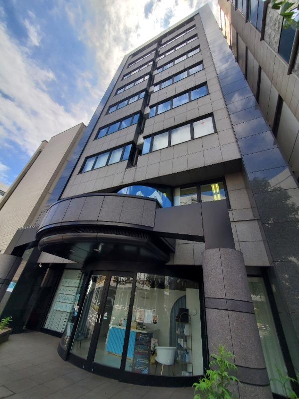 【サービス店舗相談】完全フリーレント4ヶ月、専有部に男女別トイレ給湯室有り、天井高2600mm、1フロア1テナント！ (210679)