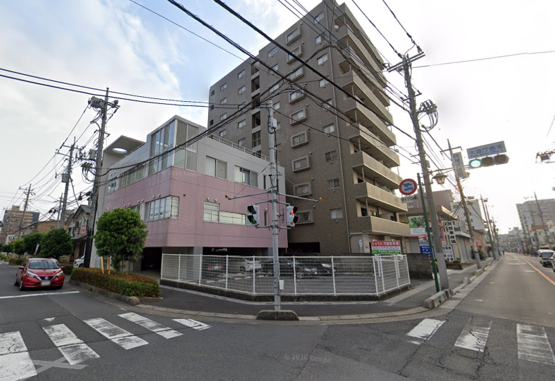 【草加駅６分】１〜３階１２７坪。１階駐車、駐輪。２〜３階クリニック居抜き。交差点角地一棟テナント (212230)