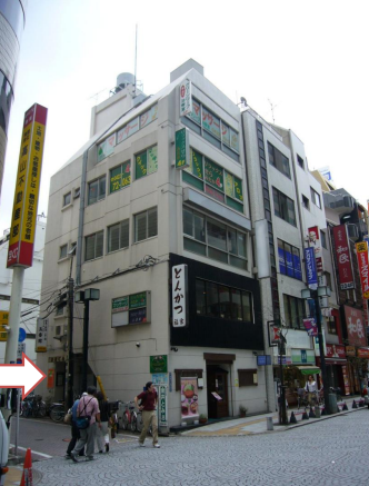 【三鷹駅徒歩1分】専用階段ありの地下1階店舗！約35平米、都市ガス完備で隠れ家レストランやバーに最適 (213595)