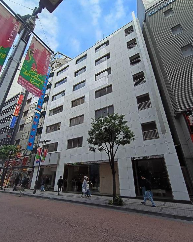 新宿駅 徒歩1分 東南口広場すぐ 専用階段あり 2F事務所仕様物件【飲食不可】 (81788)