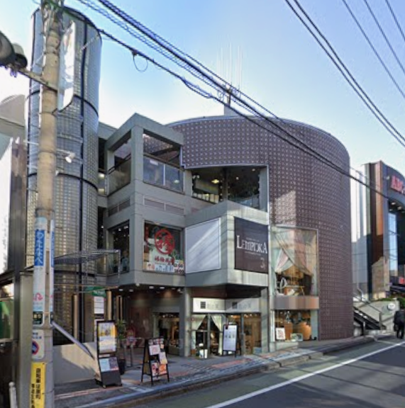 自由が丘駅 徒歩4分◆『学園通り』沿いのテナントビル◆円錐形の建物で視認性大◆ガラス面多く明るい店内◆物販店居抜き◆ (223117)