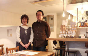 ブロカントで統一された趣きのある店内と、スパイスを楽しめるお茶や料理。心地よい類稀れな空間が人々の心を離さない阿佐ヶ谷のカフェ