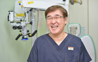 歯科医院らしからぬ顔入り看板に、オリジナルマニュアル作成…。その効果とは?